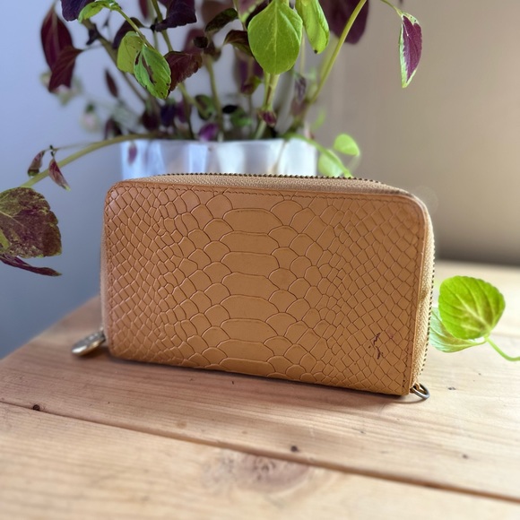 Gigi New York Wallet - Picture 2 of 3